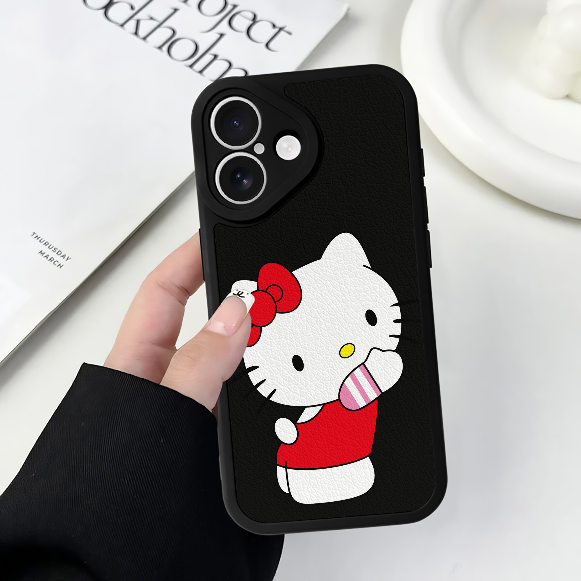 （画像用） Hello Kitty ハローキティ 【iPhone 16シリーズ対応】シリコンスマホケース（レザー調） 材質：シリコン